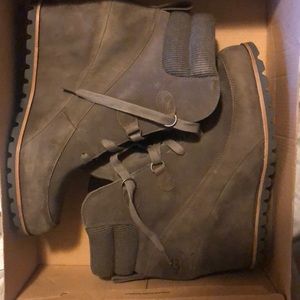 Brand New Waterproof Ugg Wedge Boot